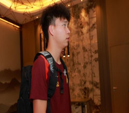 刘越谈王钰栋首发:既期待也有点担心,还是以平和心态给更多支持