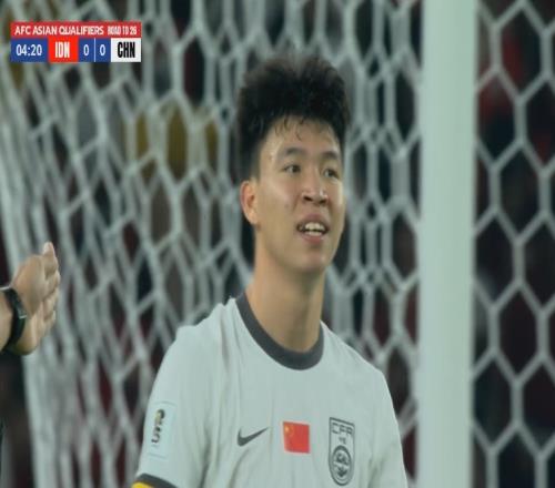 先来一脚!国足反击张玉宁前场分球,王钰栋禁区内左脚爆射打偏