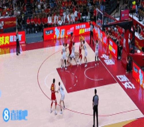 攻防一体!张子宇标志性高举高打命中防守端干扰对手后收下篮板