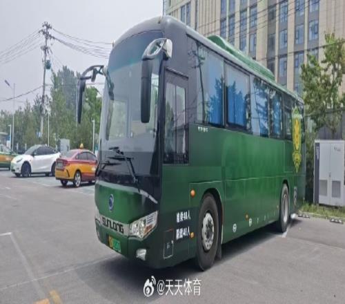 北京国安新大巴准备就绪,今日从基地出发带球员前往工体踩场