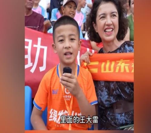 小球迷特别喜欢王大雷,前往喀什杯现场后才知道是泰山U16队