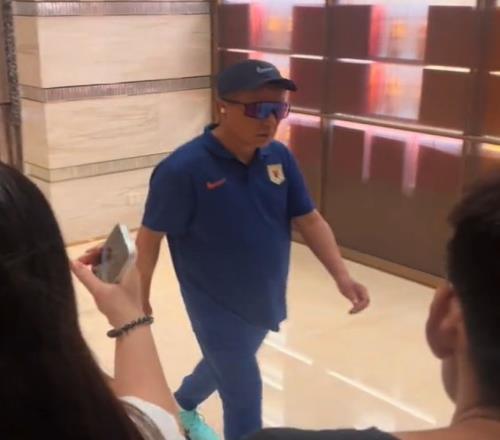 心情不佳记者:崔康熙罕见地拒绝了球迷的签名要求