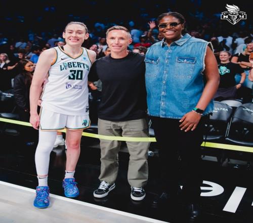 纳什纽约观战WNBA自由人比赛!合影中的纳什反而略显小鸟依人