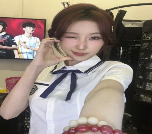 无畏契约主持人杜骏晒照:毕业季主题日嘿嘿不一样的瓦