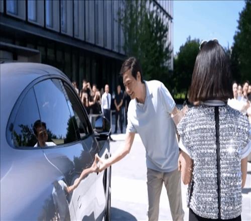 首批小米YU7正式交付：雷军再现"千亿CEO给我开门"