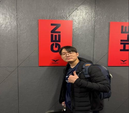 TL分享CoreJJ照片并配文:恭喜GEN获得2025MSI冠军