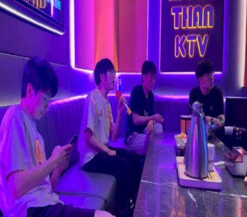 AL分享选手K歌视频:长得丑活得久那首歌叫什么
