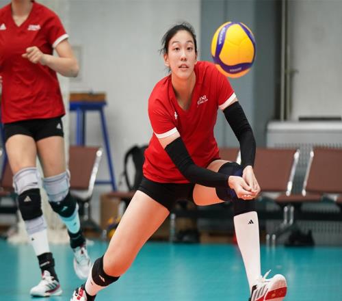 恭喜!中国女排17岁1米93接应新星上位:出征当龚翔宇完美替身?