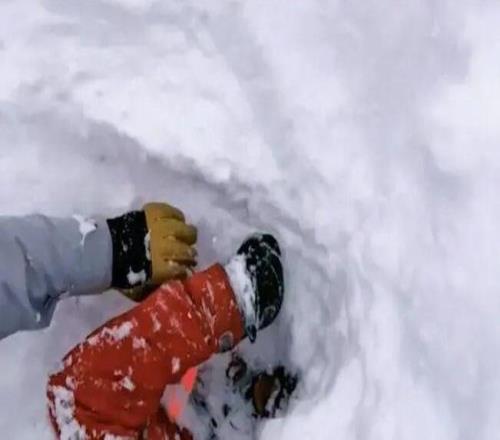 老哥滑雪時(shí)發(fā)現(xiàn)雪里伸出一只腳！最終在活埋前把人挖出，驚險(xiǎn)...