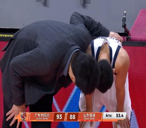 CBA溫馨1幕！邱彪安慰6投0中的高詩巖，只有鼓勵，沒有指責(zé)