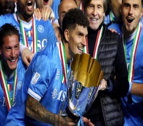 用冠军致敬迭戈时代，”超级“那不勒斯捧杯