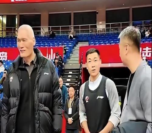 關注度拉滿！郭士強現(xiàn)身CBA齊魯?shù)卤荣惽芭c高詩巖熱聊引關注
