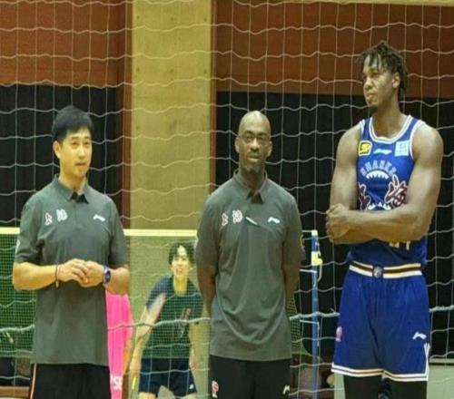 NBA籃板王表現(xiàn)不佳，已經(jīng)離開上海隊張鎮(zhèn)麟將成為球隊新核心