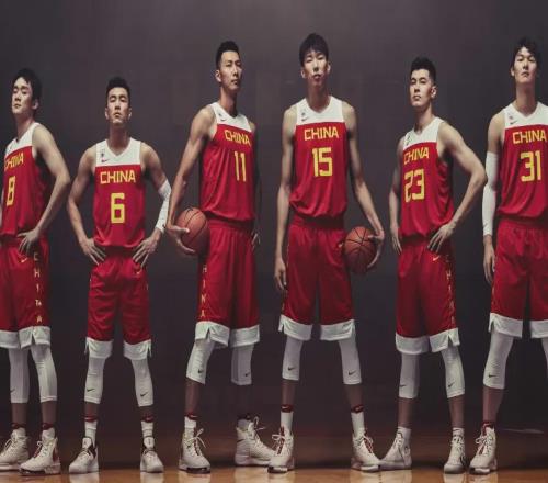 旅外球员再添1人!中国男篮锋线盛世即将开启,18岁小将未来冲NBA