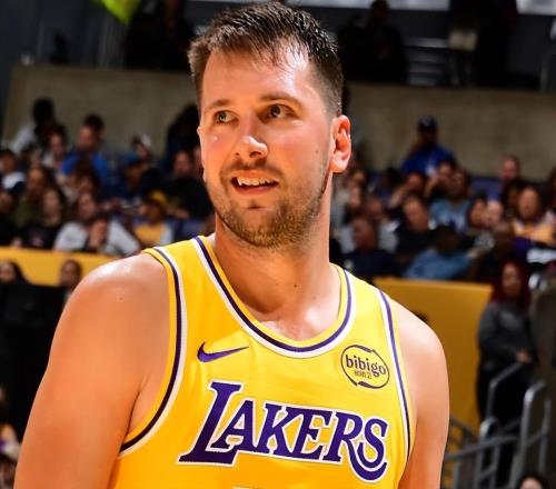 43分9板13助！東契奇打瘋了，一戰(zhàn)刷爆多項(xiàng)NBA紀(jì)錄，老詹把話挑明