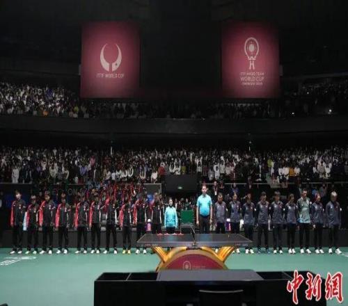 混團(tuán)世界杯開賽前，為香港遇難同胞默哀