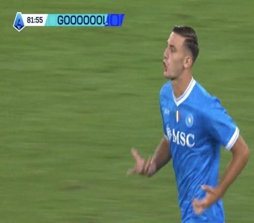 助球隊4戰(zhàn)全勝領跑，洛倫佐盧卡斬獲那不勒斯生涯處子球