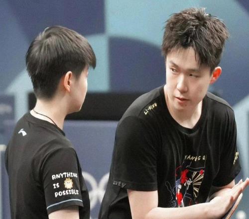 國乒集訓備戰(zhàn)世界杯曝光！王楚欽大笑吃雪糕，孫穎莎神態(tài)輕松