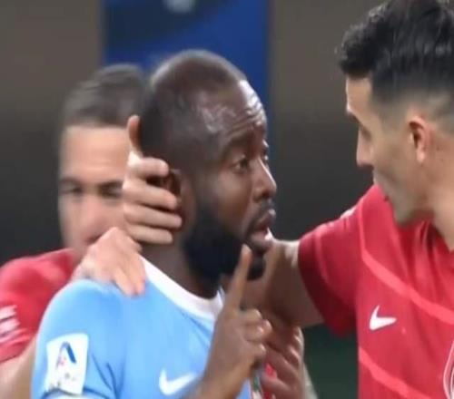 闹大了!阿奇姆彭在中超遭种族歧视:球迷已向国际足联举报!