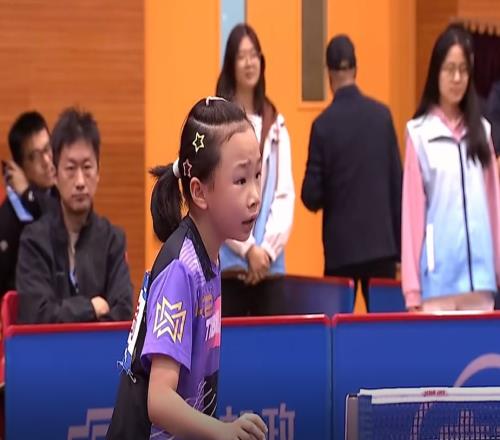 國(guó)乒又出9歲雙子星！小鄧亞萍+小張怡寧爭(zhēng)冠，王楠女兒克星上線
