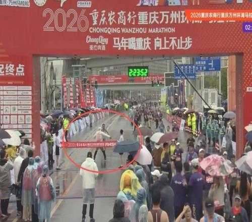 萬(wàn)州全馬冠軍沖線遭攔截！重慶田協(xié)稱(chēng)裁判錯(cuò)判，對(duì)其停賽一年