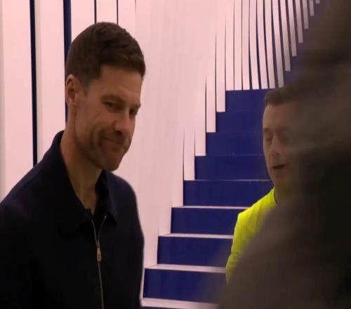 馬卡：對點球判罰不滿，阿隆索中場休息時找裁判要求解釋