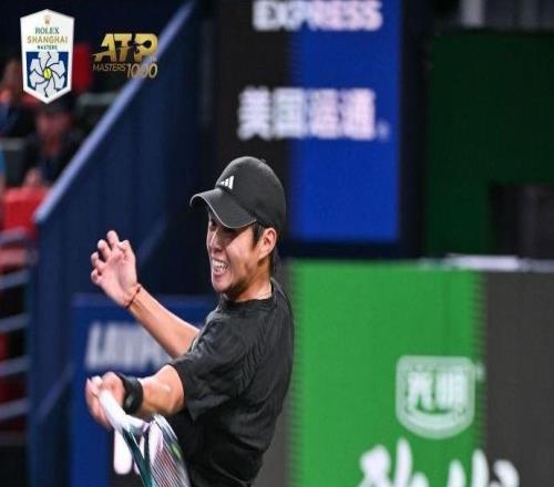梅德韦杰夫2-1艰难击败勒纳-钱,跻身上海大师赛男单八强