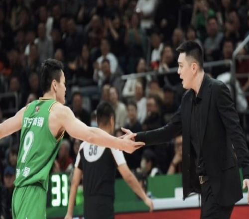 楊鳴：希望球隊(duì)能延續(xù)前兩場(chǎng)的斗志，今天要全力沖擊北京隊(duì)