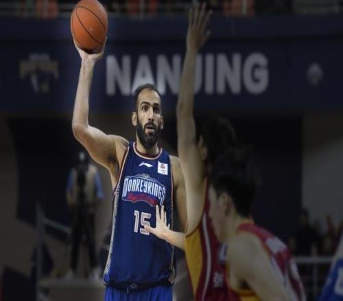 一回合送仨帽，35歲亞洲第一中鋒仍在CBA肆虐，除了阿聯(lián)誰可一戰(zhàn)