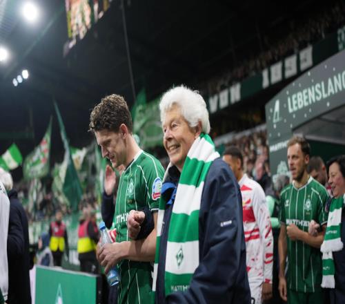 球童變社區(qū)老人，云達(dá)不來梅通過進(jìn)場儀式進(jìn)行關(guān)愛老人活動(dòng)