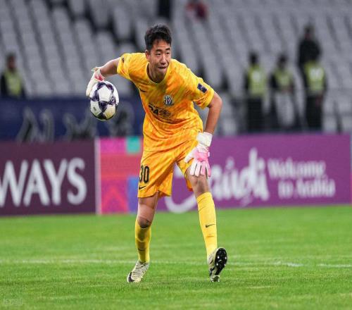 申花主力門將下賽季轉(zhuǎn)會(huì)加盟玉昆，馬鎮(zhèn)回歸挑大梁，直接鎖定首發(fā)