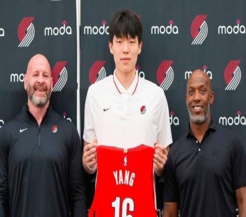 杨瀚森首个媒体日!队友纷纷称赞,主帅直言他肯定会有上场时间