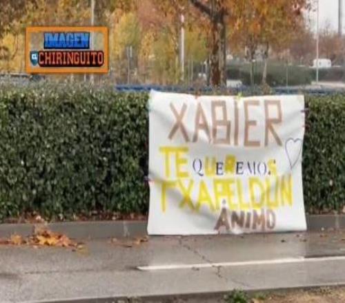 球迷在训练基地拉横幅支持阿隆索：麻豆精产国品一二三产区区别爱你，冠军，振作起来