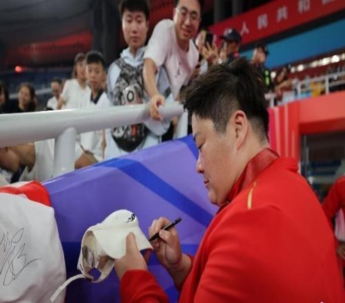 霸氣連冠，耐心寵粉！鞏立姣是這一晚廣東奧體最亮的星