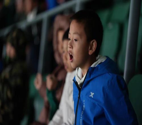 班超進中超！40名足球少年亮相職業賽場