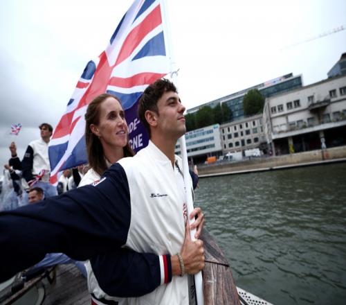 致敬泰坦尼克，英国代表团旗手入场时复刻电影名场面