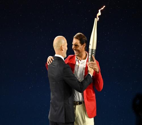 传奇同框！巴黎奥运会开幕式，齐达内与纳达尔传递火炬