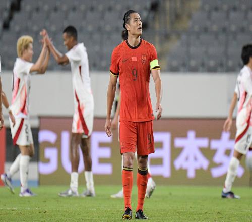 打几分国足东亚杯前两场03韩国&02日本,如何评价国足表现