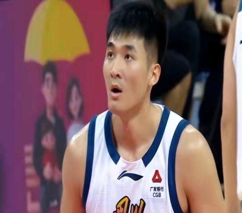 王哲林17分CBA俱樂(lè)部杯上海男籃11172戰(zhàn)勝四川杜智博23分