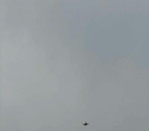 鐵人主場上空出現無人機，比賽開球遭推遲