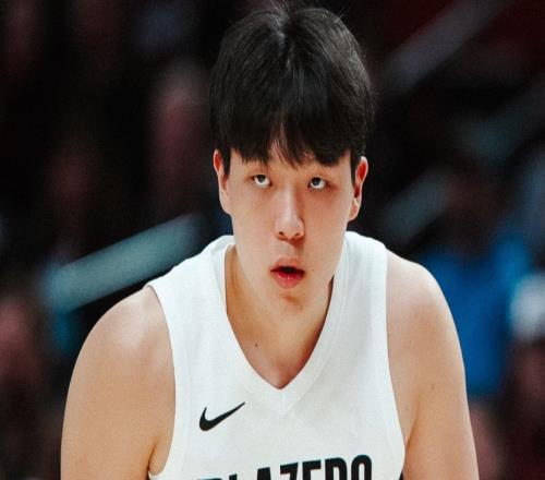 楊瀚森被下放發(fā)展聯(lián)盟仍是寵兒！為助理總經(jīng)理過生日，附上中文版