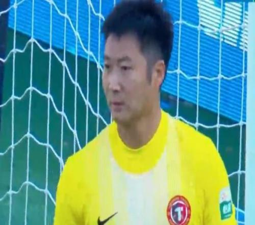 中超巨大爭議！韓鎔澤35秒手球逃紅，國安球員不滿，媒體人熱議