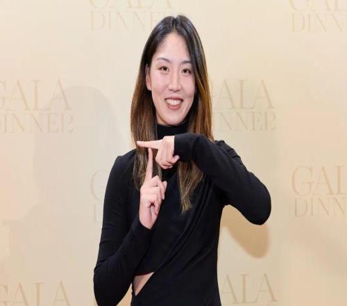 首屆世界網(wǎng)球洲際對抗賽于深圳開賽，王欣瑜在揭幕戰(zhàn)中遭本西奇逆轉(zhuǎn)