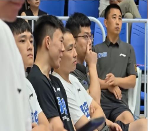 2400万抢不到一个场均5.7分的球员,球迷:CBA论业余是职业的