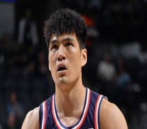 26岁男篮锋线魔兽冒尖!战NBA球队14+3后13+5媒体人:无惧对抗
