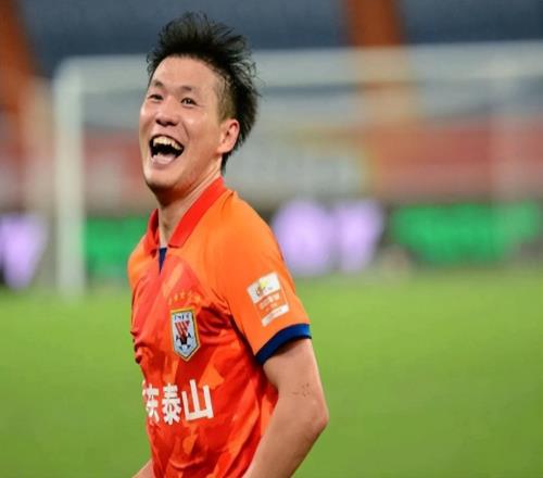 意外！29歲的國腳成魯能中衛位置新黑馬，彭嘯都因此讓出首發