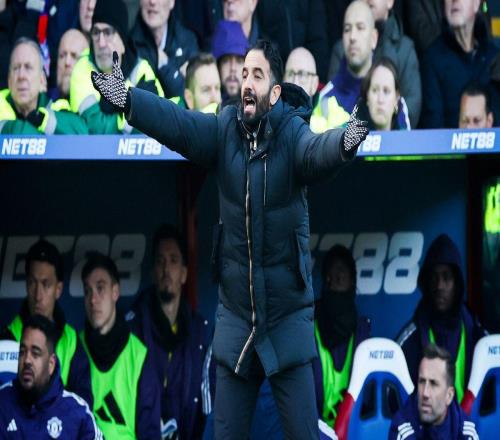 英超新規(guī)鬧烏龍！點球雙觸竟重罰，曼聯(lián)遭VAR“針對”引眾怒