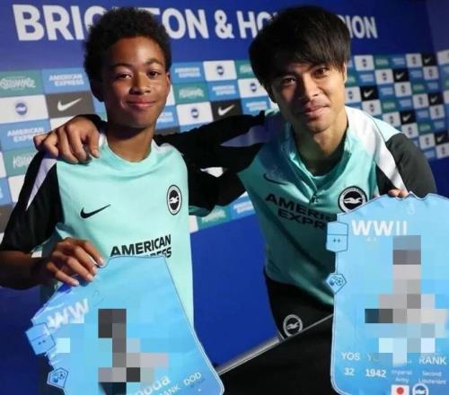 手持日本戰(zhàn)犯照片引眾怒，三笘熏“裝死”不回應(yīng)，英超應(yīng)出手重罰