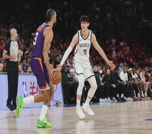 曾凡博遭NBA戏弄!2场比赛0分0出手,被裁后他将何去何从