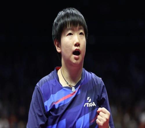 孫穎莎：我覺(jué)得曼昱是當(dāng)今女乒最優(yōu)秀的；王曼昱：我有點(diǎn)不好意思了，我覺(jué)得莎莎要更好、更強(qiáng)一些